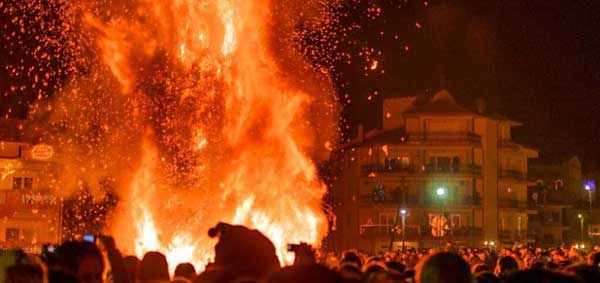 Φλώρινα: Ματαιώνεται και φέτος το έθιμο του ανάμματος της Φωτιάς στην Πλατεία Ηρώων