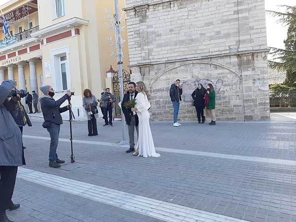 Ένα όμορφο ζευγάρι ενώθηκε με τα δεσμά του γάμου Παραμονή Χριστουγέννων – Να ζήσετε