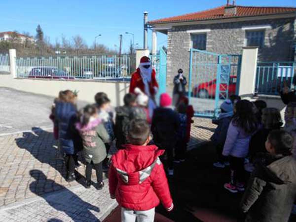 Δήμος Γρεβενών: 1.500 δωράκια μοίρασε ο Άγιος Βασίλης στα παιδιά των σχολείων μας