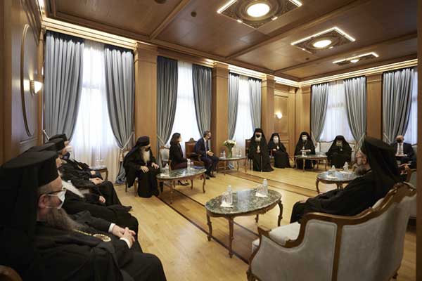 Κοινή προσπάθεια καθολικού εμβολιασμού από εκκλησία και πρωθυπουργό