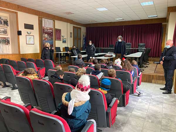 Τα κάλαντα στο Δήμαρχο Σερβίων έψαλλαν οι μαθητές της Γ Δημοτικού του 4ου Δημοτικού Σερβιών