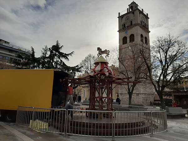 Τοποθετούνται τα σπιτάκια και το καρουζέλ στην κεντρική πλατεία της Κοζάνης