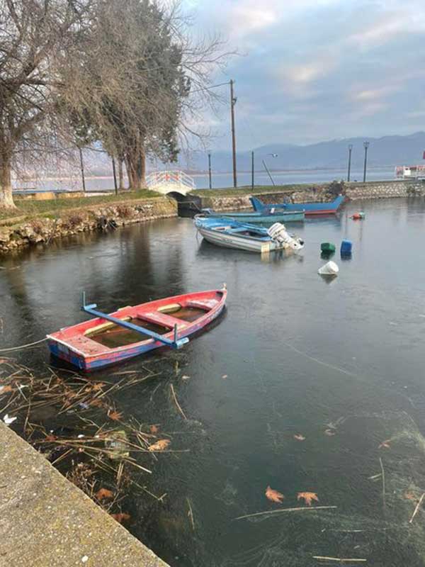 Καστοριά: Πάγωσε μέρος της λίμνης στη βόρεια παραλία