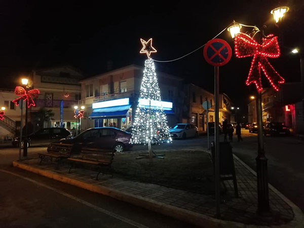 Φωταγωγήθηκε το χριστουγεννιάτικο δέντρο στην Μεσοποταμία