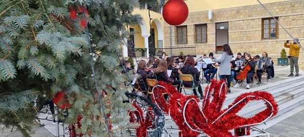 Χριστουγεννιάτικες μελωδίες από το Μουσικό Σχολείο Σιάτιστας στο Δημαρχείο Βοΐου