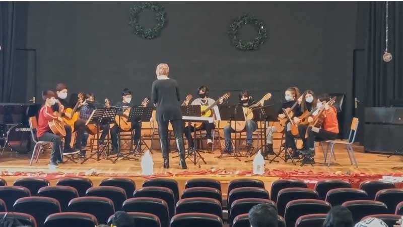 Υποσύνολο κιθάρων με γυμνασιόπαιδα του Μουσικού Σχολείου Πτολεμαΐδας