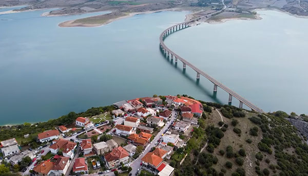 Η Νεράιδα, με την υπέροχη θέα στη γέφυρα Σερβίων και τη λίμνη Πολυφύτου (Βίντεο)