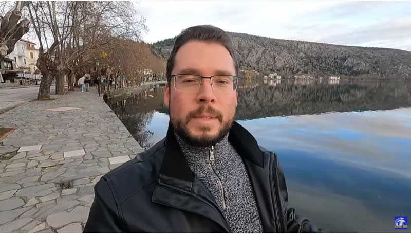 Ο youtuber Nick Barnets στην Καστοριά: Μας ξεναγεί στα καλύτερα μέρη αλλά και στο σπίτι που έκλεισε μέσω Airbnb (βίντεο)