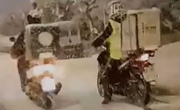 Μην ακούσω να ξαναβρίσεις τον «ντελιβερά» γιατί θα φάμε τα μουστάκια μας (κι επειδή εγώ δεν έχω θα φάμε τα δικά σου)