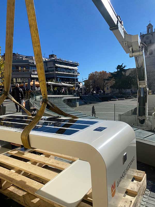 Έξυπνα ηλιακά παγκάκια στην πλατεία της Κοζάνης για να φορτίζουν συσκευές