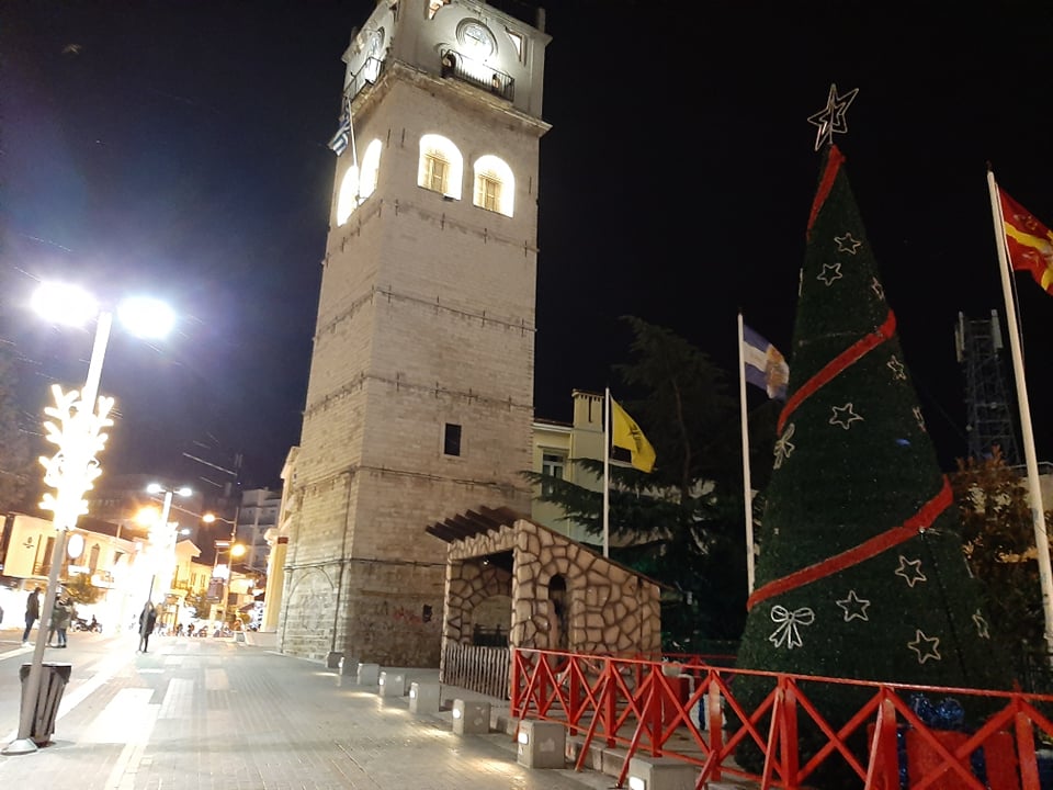 Χωρίς φως το χριστουγεννιάτικο δέντρο της πλατείας