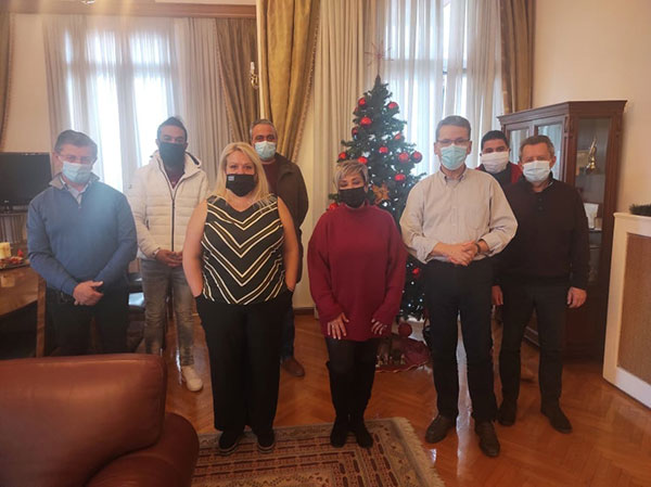 Ο δήμαρχος Κοζάνης με μέλη του Συλλόγου Γονέων και Κηδεμόνων του Γυμνασίου Καπνοχωρίου για τα rapid tests