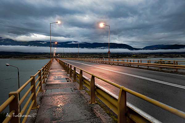 Ένα βροχερό δειλινό στη Γέφυρα Σερβίων