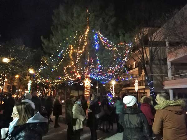 Γιορτή τσιγαρίδας και άναμμα χριστουγεννιάτικου δέντρου πραγματοποιήθηκε μπροστά στα γραφεία της Θρακικής Εστίας Εορδαίας