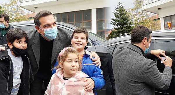 Το αυτόγραφο του Αλέξη Τσίπρα στο μικρό Κωνσταντίνο από τον Άγιο Δημήτριο και η φωτογραφία με τα παιδιά του χωριού