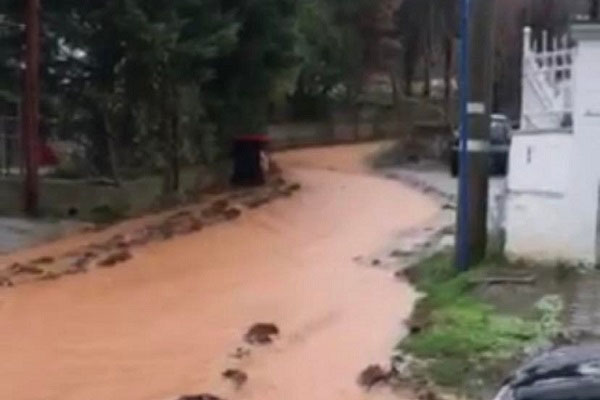 Δρόμοι «ποτάμια» στην Χλόη Καστοριάς (Βίντεο)