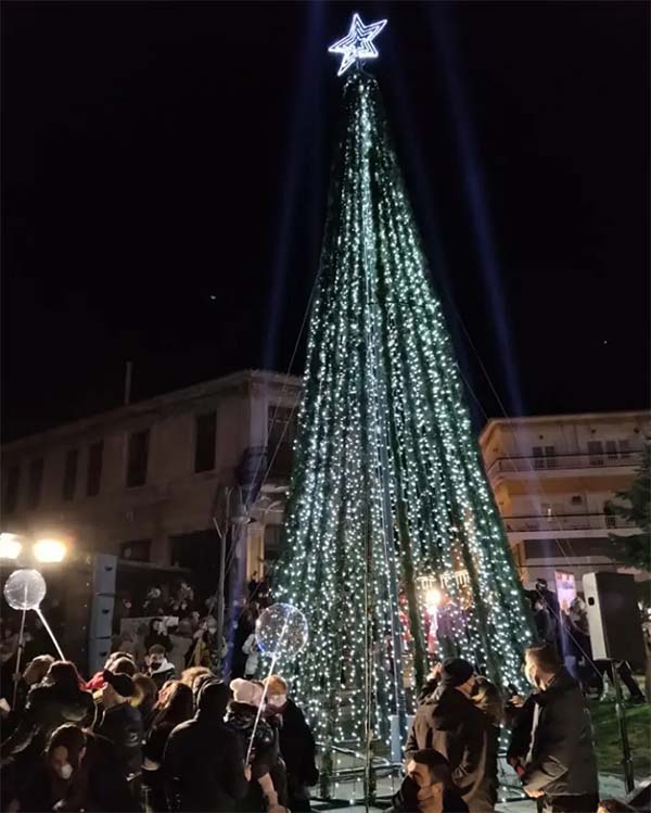 Καστοριά: Φωταγωγήθηκε το χριστουγεννιάτικο δένδρο στην πλατεία Ομονοίας