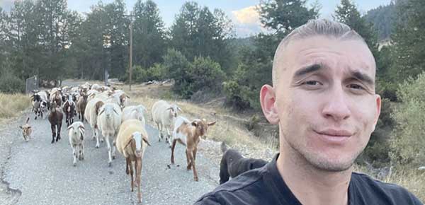 Ο 23χρονος που επέλεξε να ζήσει στην Αετιά Βασιλίτσας με τους μαύρους χοίρους, τα πρόβατα και τα μοσχάρια