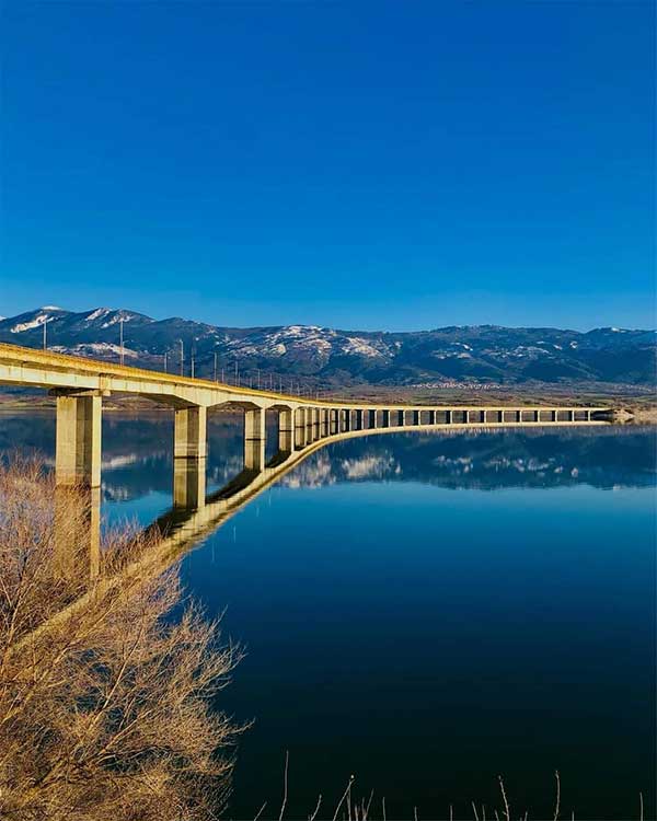 Υπέροχη χειμωνιάτικη λήψη στη Γέφυρα των Σερβίων