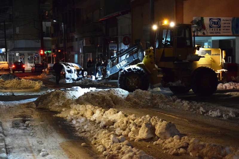 Εργασίες καθαρισμού / άρσης χιονιών σε κεντρικές οδούς της πόλης της Φλώρινας την Κυριακή 16 Ιανουαρίου