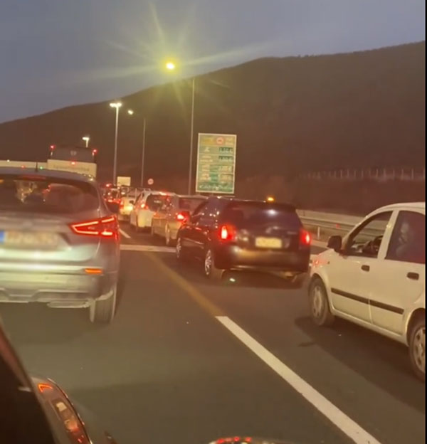Ουρές αυτοκινήτων στα διόδια της Σιάτιστας