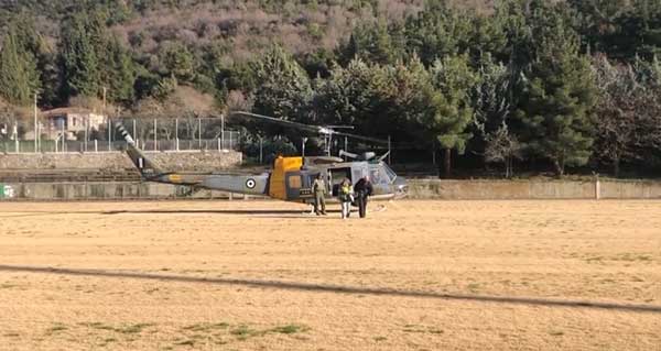 Η άφιξη στο ΔΑΚ Βελβεντού του ελικοπτέρου με τους δυο αποκλεισμένους του Καταφυγίου – Ολοκληρώθηκε επιτυχώς η επιχείρηση απεγκλωβισμού των τεσσάρων κατοίκων