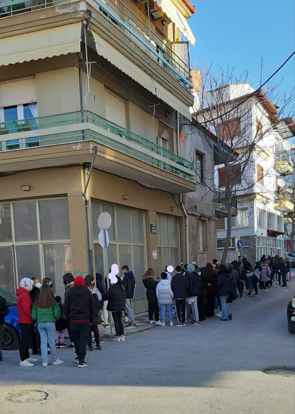 70 μαθητές αυτή τη στιγμή έξω από τον ΕΟΔΥ Κοζάνης στην ουρά για τεστ