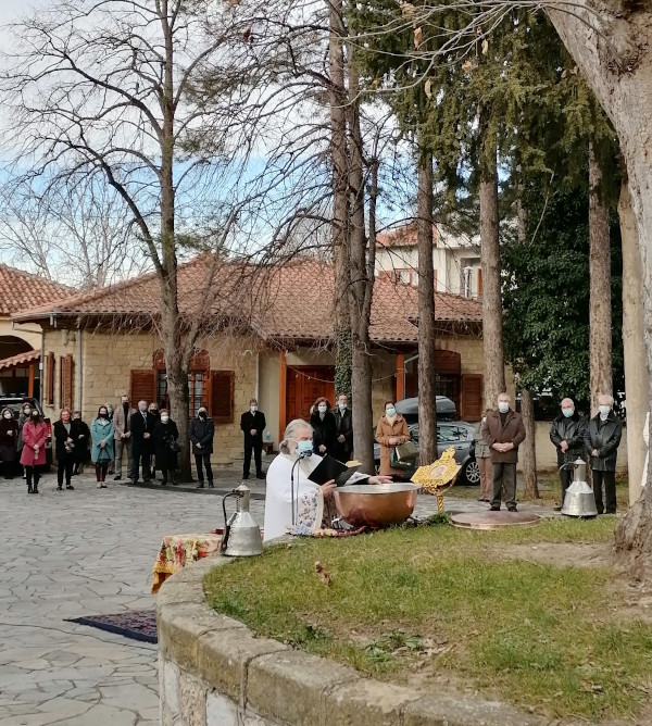 Με λιγοστό κόσμο τελέσθηκε φέτος ο αγιασμός των υδάτων στην αυλή του Αγίου Γεωργίου στην Εράτυρα
