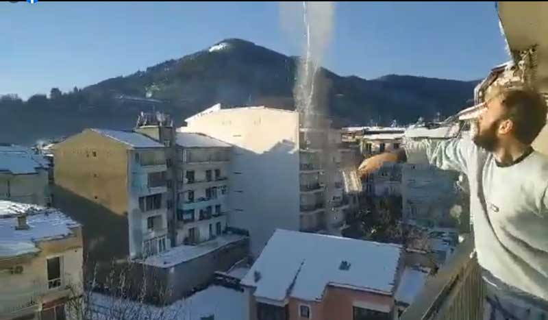 Φλώρινα: Video με καυτό νερό που παγώνει ακαριαία στον ψυχρό αέρα