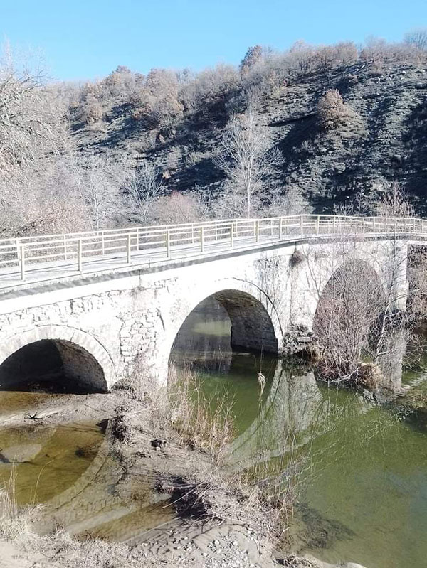 Το γεφύρι του Κριμηνίου πάνω από τον ποταμό Πραμόριτσα