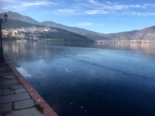 Καστοριά: Πάγωσε η βόρεια παραλία