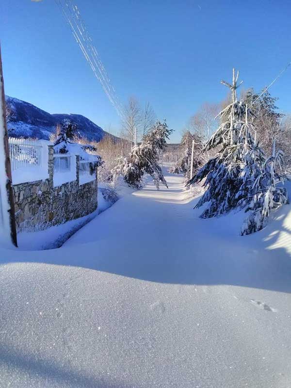 Εικόνες από το αποκλεισμένο από τα χιόνια χωριό Καταφύγι