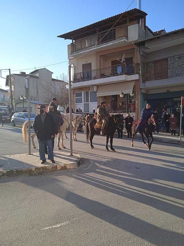 Οι καβαλάρηδες της Αιανής μεταφέρουν τα λείψανα του Αγίου Νικάνωρα