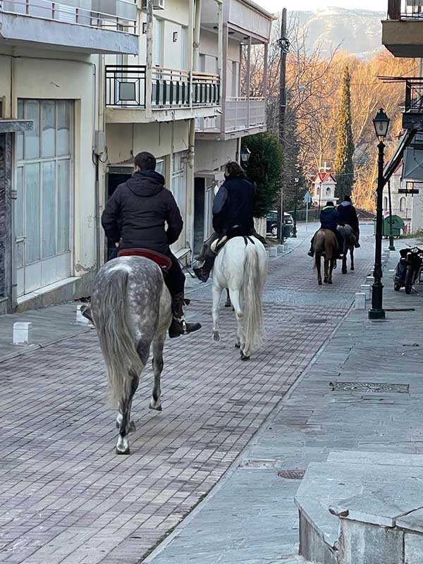 Πέντε καβαλάρηδες από τον Κρόκο  αναχώρησαν για το μοναστήρι του Αγίου Νικάνορα στη  Ζάβορδα