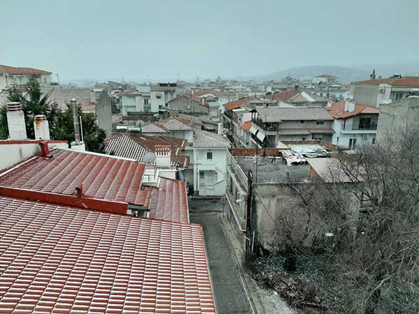 Ασπρίζουν οι σκεπές των σπιτιών στην πόλη της Κοζάνης