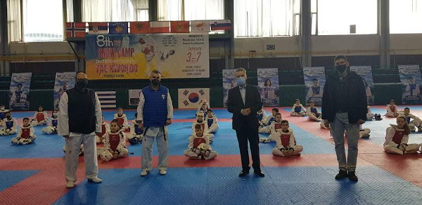 Στο 8ο TAE KWON DO Snow Camp,που φιλοξενείται στο ΔΑΚ Κοζάνης, βρέθηκε ο δήμαρχος Κοζάνης Λάζαρος Μαλούτας, συνοδευόμενος από τον πρόεδρο του ΟΑΠΝ Ζήση Μάρα