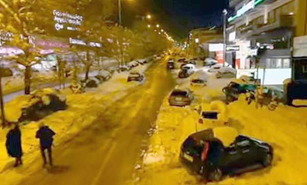 Λεωφόρος Μεσογείων: Εκατοντάδες αυτοκίνητα παρατημένα στο χιόνι – Εικόνες από drone