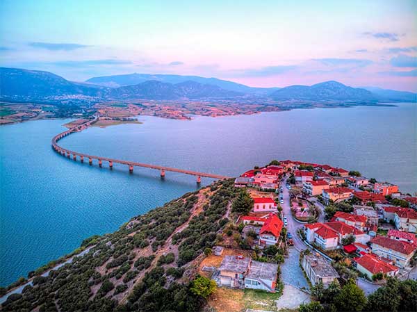 Νεράιδα: Το πανέμορφο παραλίμνιο χωριό της Κοζάνης, που μοιάζει με νησί