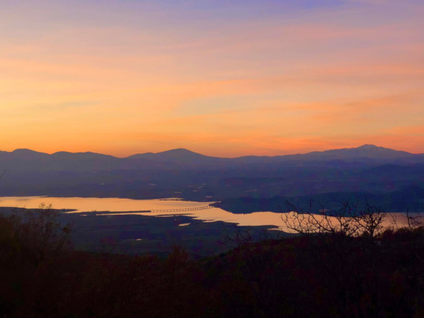 Φωτογραφία ημέρας: Δύση του ήλιου από το Παλαιογράτσανο με θέα τη λίμνη Πολυφύτου