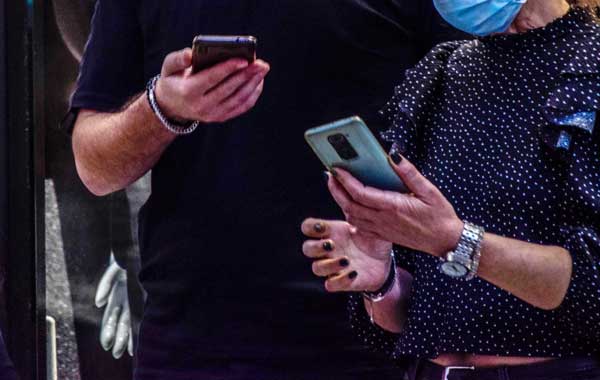 Κενά στα πιστοποιητικά εμβολιασμού και «αρρυθμίες» στα μέτρα