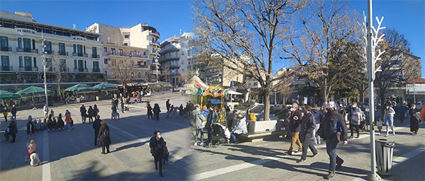 Εικόνες από την ηλιόλουστη πλατεία Κοζάνης