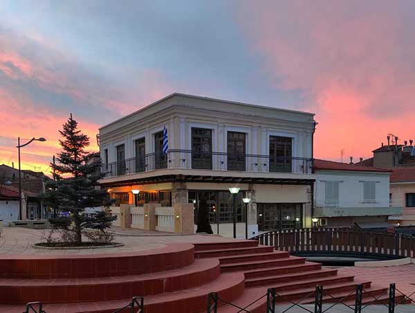 Kεντρική πλατεία Σερβίων πριν λίγο (Του Άκη Σαββίδη)