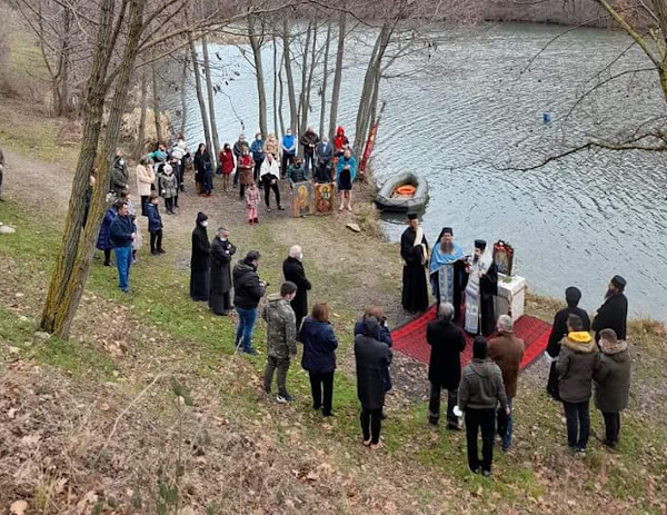 Στη Λίμνη Σισανίου πραγματοποιήθηκε για πρώτη φορά φέτος o καθαγιασμός των υδάτων