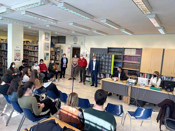 Με τους μαθητές του 1ου Γενικού Λυκείου Κοζάνης συναντήθηκε ο Περιφερειάρχης Δ. Μακεδονίας Γ. Κασαπίδης και η Αντιπεριφερειάρχης Ε. Ντιό
