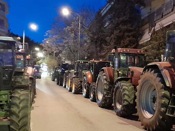 Παραταγμένα τα τρακτέρ έξω από το κτίριο της Π.Ε. Κοζάνης