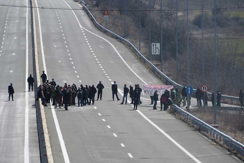 Έκλεισαν την Εγνατία οι αγρότες της Καστοριάς