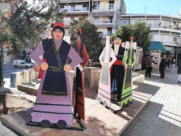 Αποκριάτικος διάκοσμος στον κεντρικό πεζόδρομο της Κοζάνης