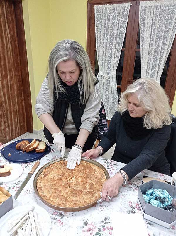Κοπή πίτας από τα μέλη του χορευτικού του φανού του Άι Δημήτρη