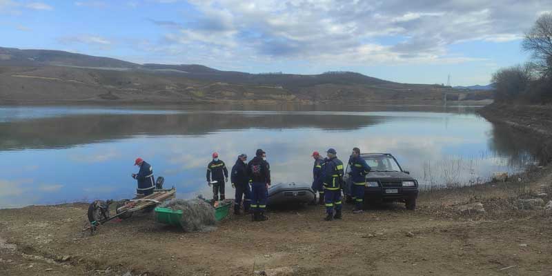 Δυσκολεύει ο εντοπισμός του 42χρονου – Θολά τα νερά της λίμνης Περδίκκα – Η ανακοίνωση του πυροσβεστικού σώματος
