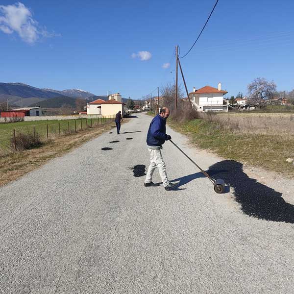 Πίσσα σε διάφορες λακκούβες και κολώνες ΦΟΠ στην Κερασιά Κοζάνης